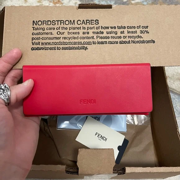 NIB Women’s One Size (51mm) Fendi Cat Eye Frame Sunglasses 100% UV Protection - Picture 8 of 15